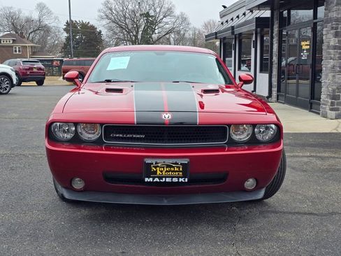 Used 2010 Dodge Challenger SE image 2