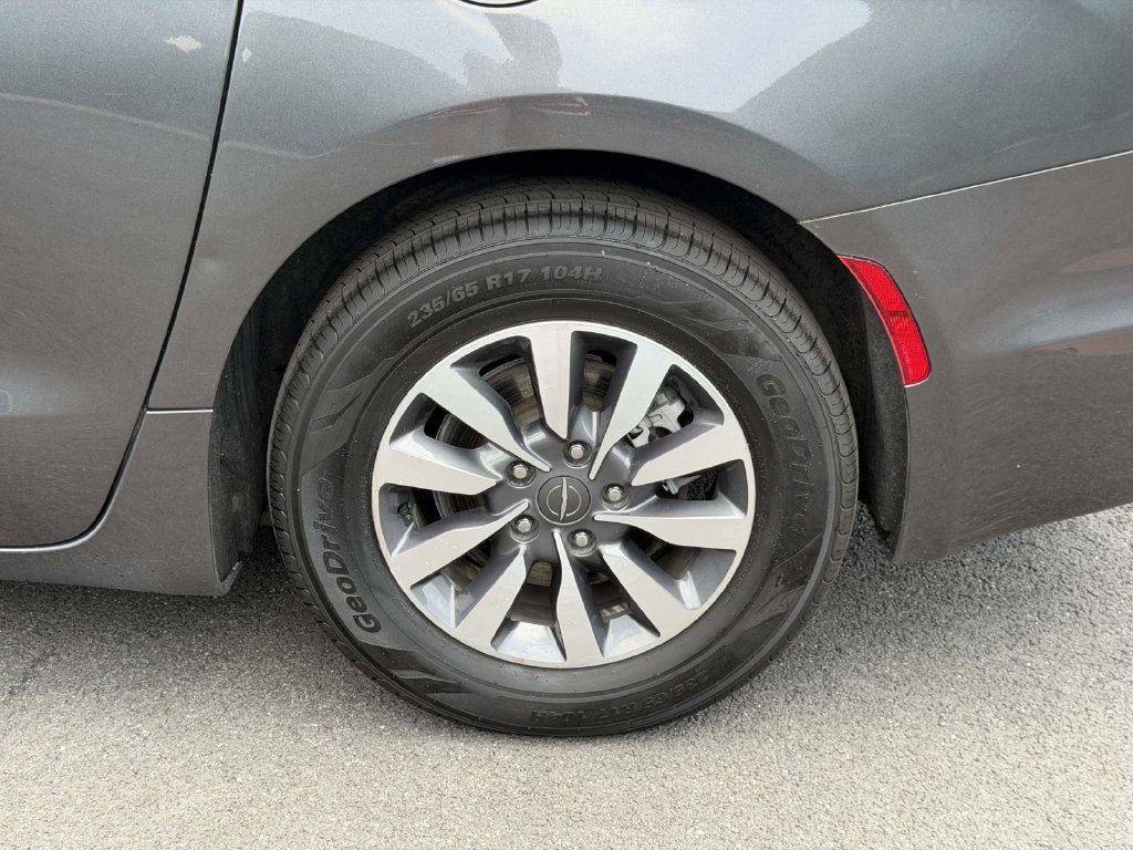 Used 2022 Chrysler Pacifica Touring-L FWD image 10