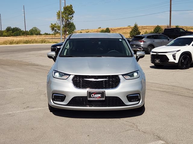 Used 2023 Chrysler Pacifica Touring-L FWD image 2