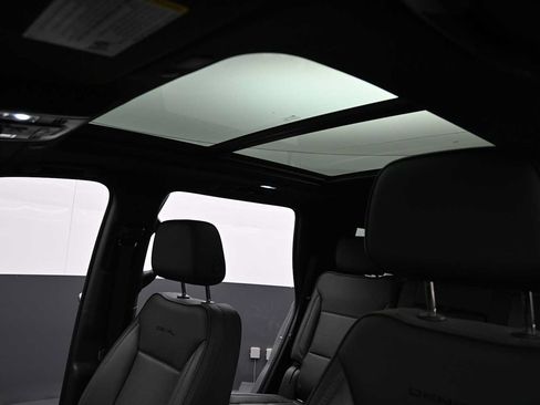 Used 2021 GMC Yukon Denali w/ Denali Premium Package RWD image 11