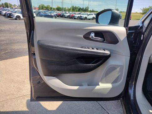 Used 2023 Chrysler Voyager LX FWD image 21