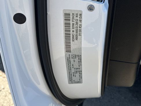 Used 2024 Chrysler Pacifica Limited FWD image 30
