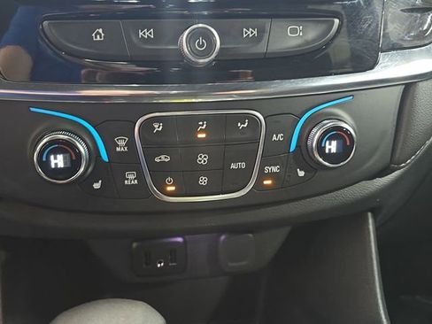 Used 2023 Chevrolet Traverse LT w/ Rear Camera Mirror Package image 26