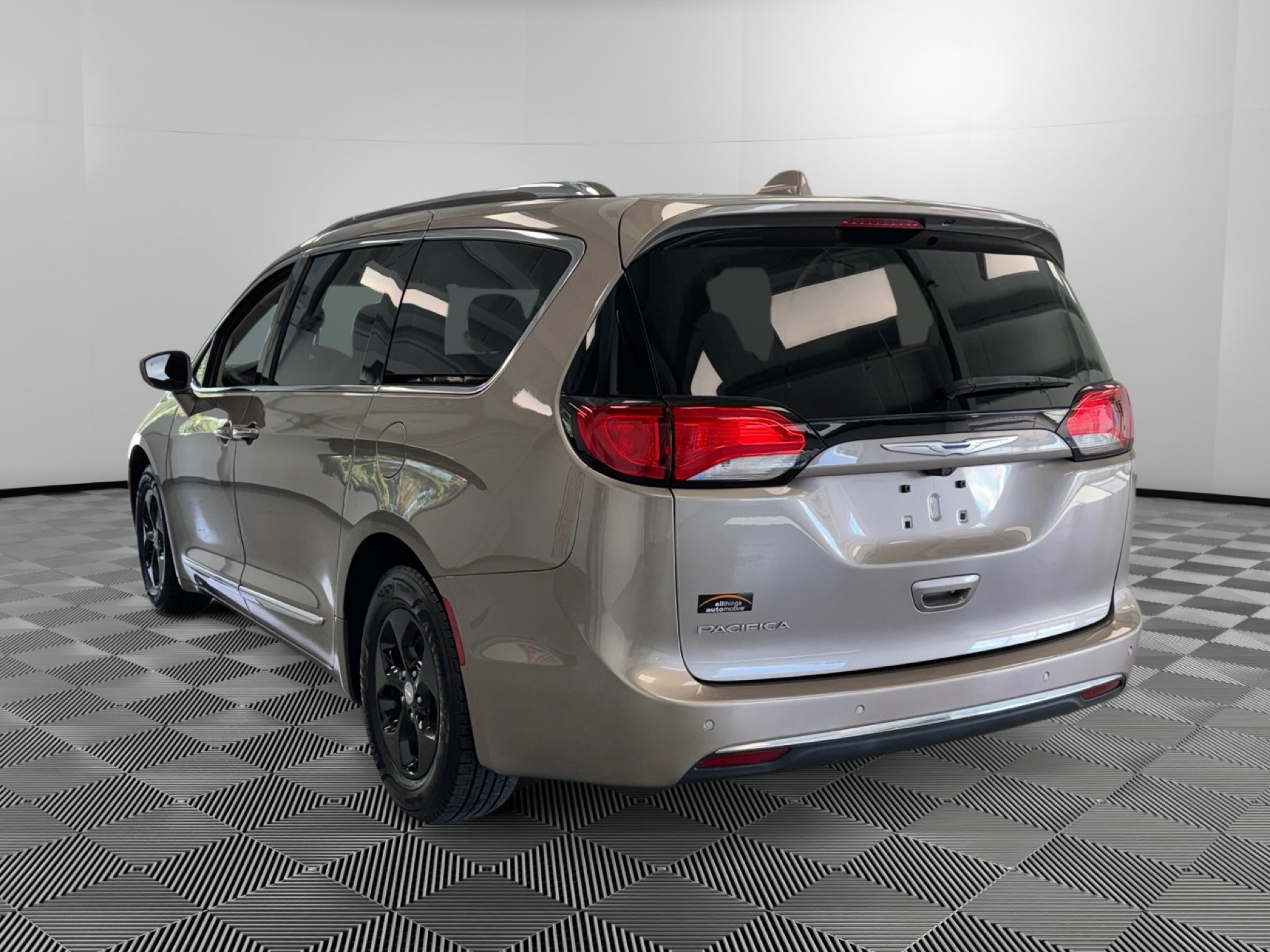 Used 2017 Chrysler Pacifica Touring-L Plus FWD image 6