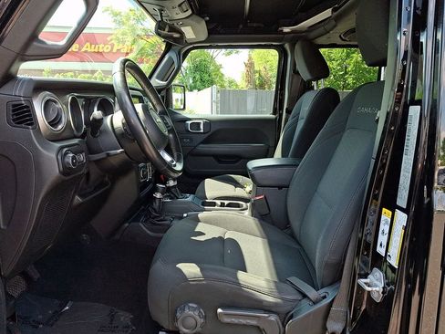 Used 2018 Jeep Wrangler Unlimited Sahara w/ Dual Top Group AWD/4WD image 14