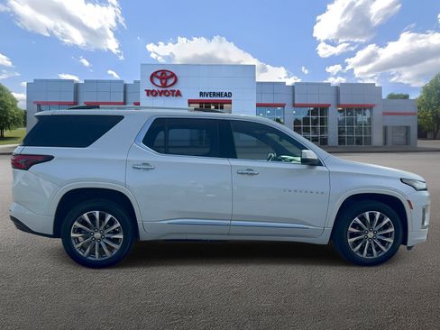 Used 2023 Chevrolet Traverse Premier FWD image 3