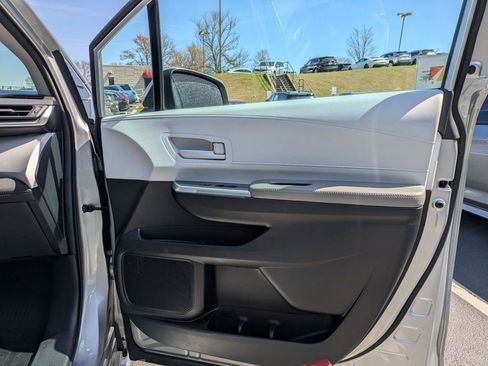 Used 2025 Toyota Sienna LE FWD image 33