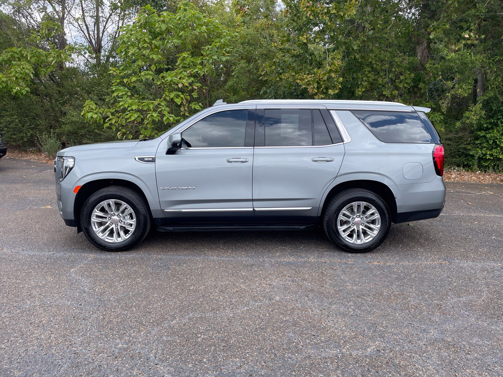 Used 2024 GMC Yukon SLT w/ SLT Premium Package RWD image 2