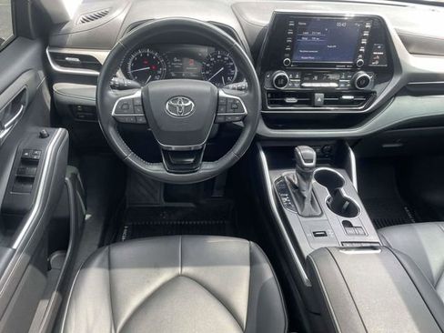 Used 2020 Toyota Highlander XLE FWD image 13
