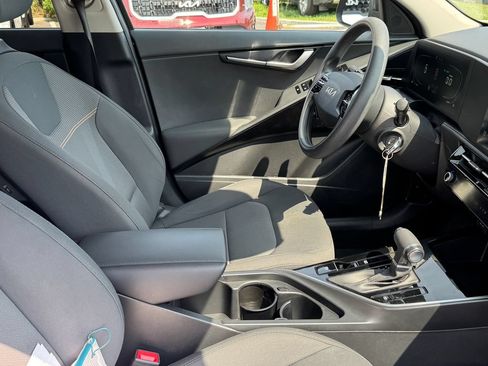 Used 2024 Kia Niro LX FWD image 29