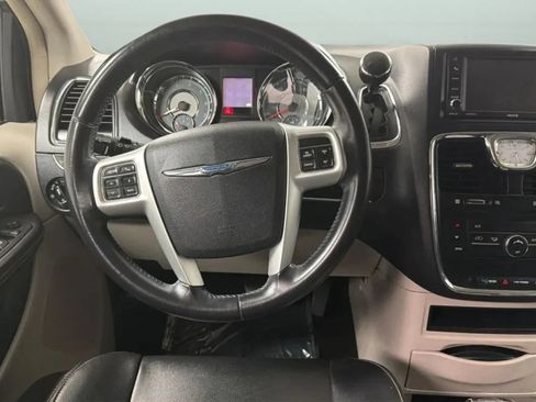Used 2016 Chrysler Town & Country Touring FWD image 10
