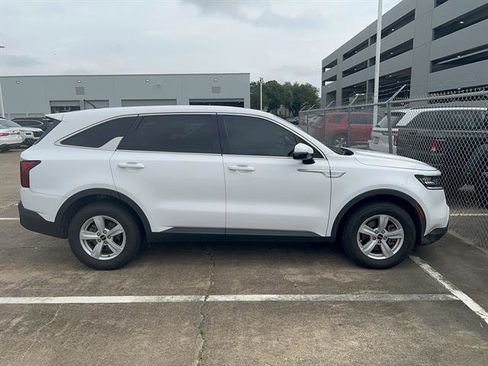 Used 2022 Kia Sorento LX FWD image 4