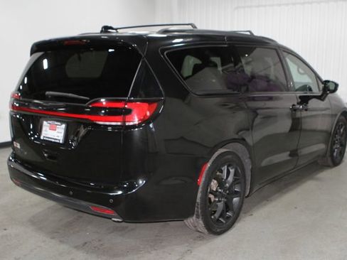 Used 2021 Chrysler Pacifica Touring-L w/ Uconnect Theater Family Group FWD image 33