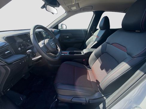 Used 2025 Nissan Kicks SR FWD image 18