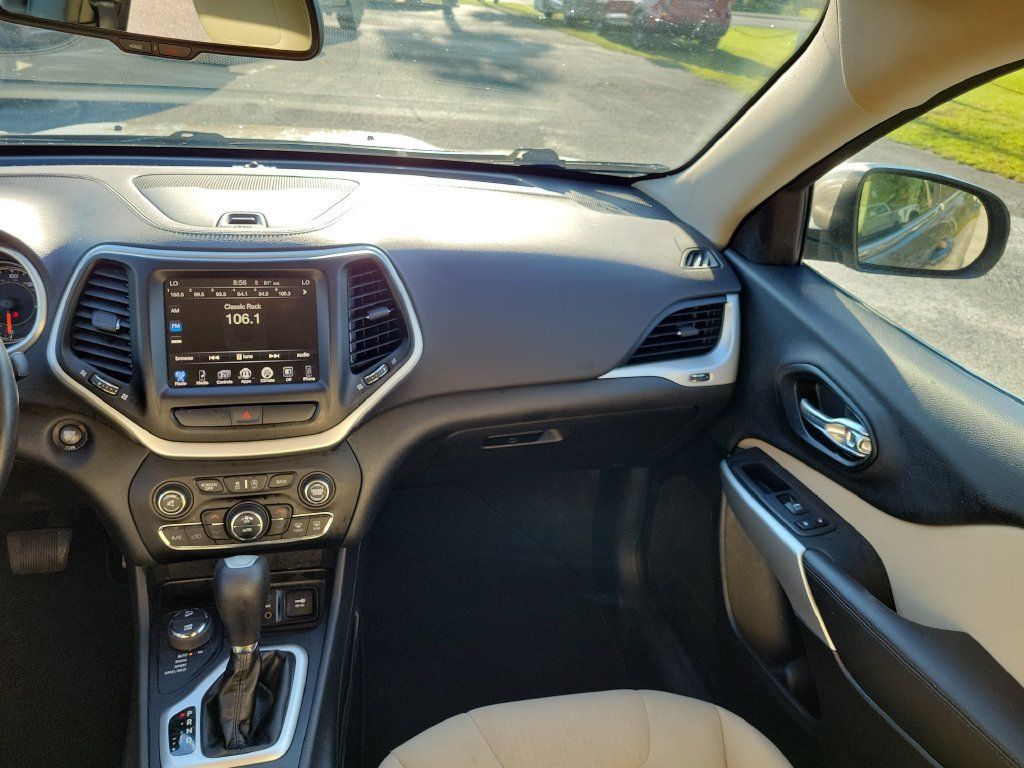 Used 2017 Jeep Cherokee Latitude w/ Comfort/Convenience Group AWD/4WD image 14