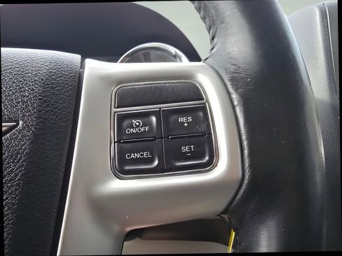 Used 2014 Chrysler Town & Country Touring image 24