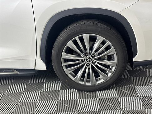 Used 2021 Toyota Highlander Platinum image 12