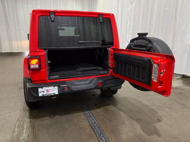 Used 2022 Jeep Wrangler Unlimited Sahara w/ Cold Weather Group AWD/4WD image 13