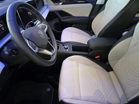 New 2025 Volkswagen Tiguan SE image 13