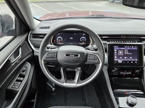 Used 2023 Jeep Grand Cherokee Laredo image 8