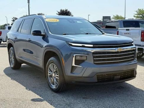 Used 2024 Chevrolet Traverse LT w/ Trailering Package FWD image 4