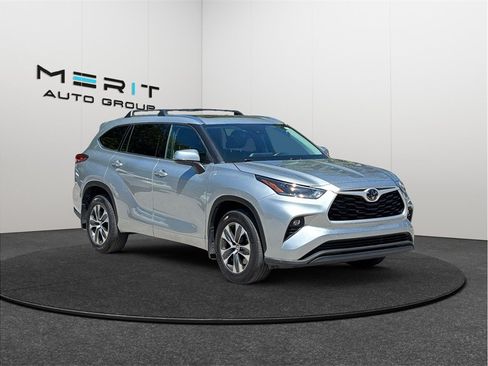 Used 2021 Toyota Highlander XLE AWD/4WD image 1
