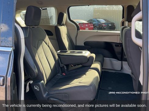 Used 2017 Chrysler Pacifica Touring Plus w/ Tire & Wheel Group FWD image 15