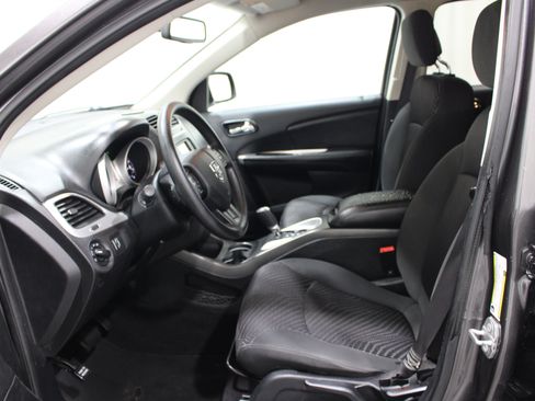 Used 2018 Dodge Journey SE w/ Blacktop Package FWD image 3