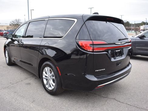New 2026 Chrysler Pacifica Select image 7