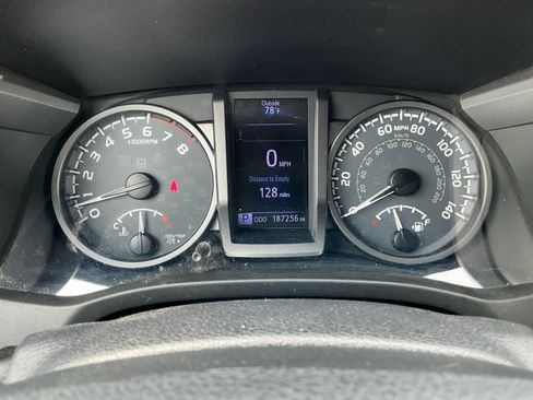 Used 2017 Toyota Tacoma TRD Off-Road w/ Tow Package (A/T) AWD/4WD image 17