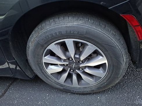 Used 2024 Chrysler Pacifica Limited FWD image 10