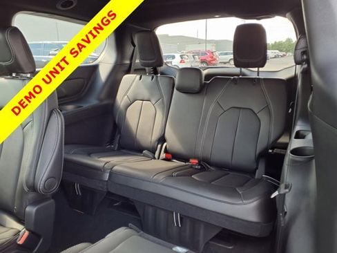 New 2026 Chrysler Pacifica Select image 16