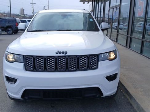 Used 2021 Jeep Grand Cherokee Altitude image 3