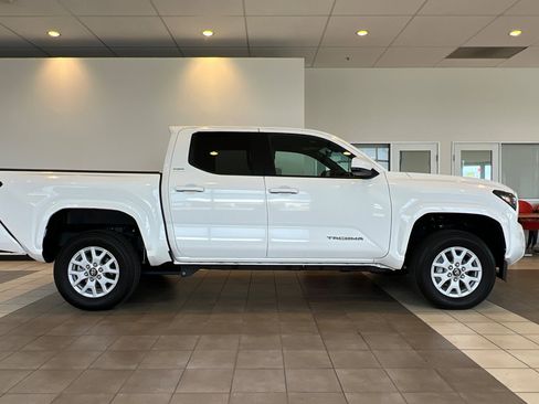 Certified 2025 Toyota Tacoma SR5 image 3