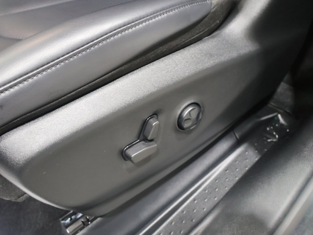 Used 2023 Chrysler Pacifica Touring-L w/ Uconnect Theater Family Group FWD image 13