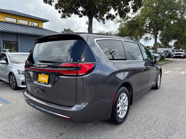 Used 2023 Chrysler Pacifica Touring-L FWD image 7