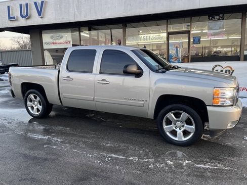 Used 2007 Chevrolet Silverado 1500 LT w/ 1LT Convenience Package image 2
