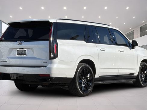 Used 2022 Cadillac Escalade ESV Sport Platinum w/ Heavy-Duty Trailer Package AWD/4WD image 4