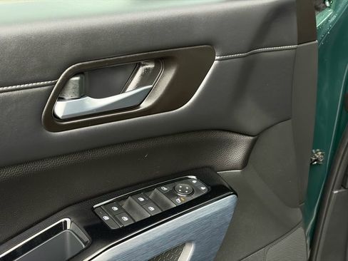 Certified 2025 Nissan Pathfinder SL image 12