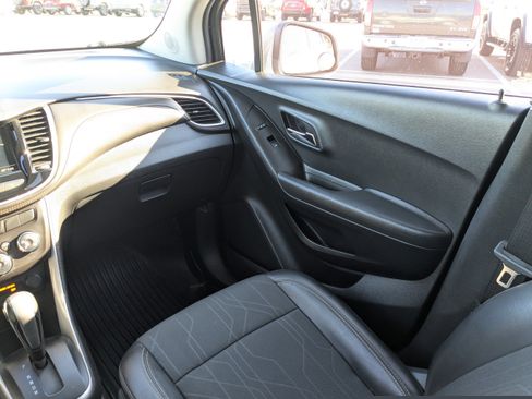 Used 2019 Chevrolet Trax LT w/ LT Convenience Package image 17