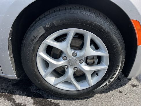 Used 2017 Chrysler Pacifica Touring-L Plus w/ Tire & Wheel Group FWD image 10