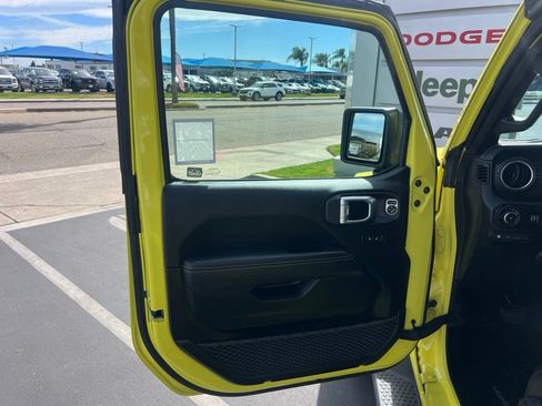 Used 2023 Jeep Wrangler Unlimited Sahara AWD/4WD image 29
