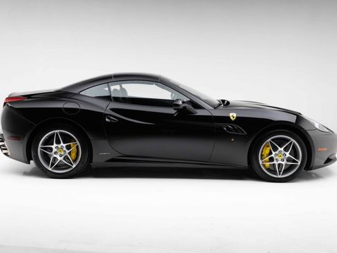 Used 2010 Ferrari California RWD image 15
