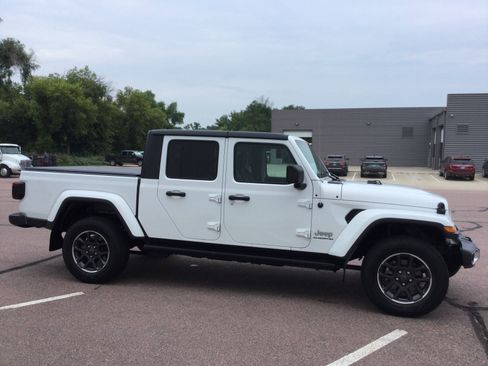 Used 2020 Jeep Gladiator Overland image 3