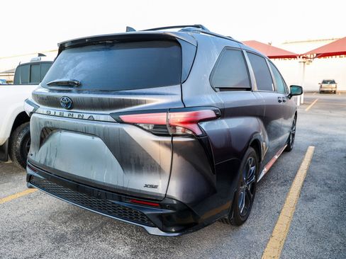 Used 2025 Toyota Sienna XSE w/ XSE Plus Package image 8
