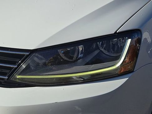 Used 2017 Volkswagen Jetta SE image 11