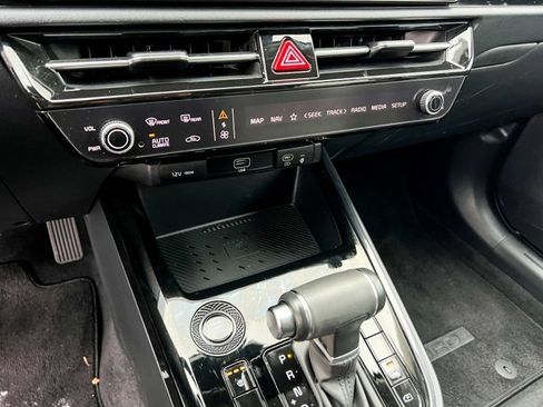 Used 2024 Kia Niro EX image 17