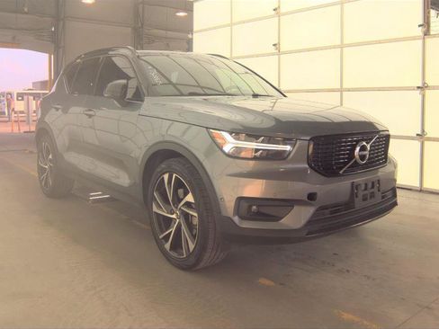Used 2019 Volvo XC40 T4 R-Design image 1