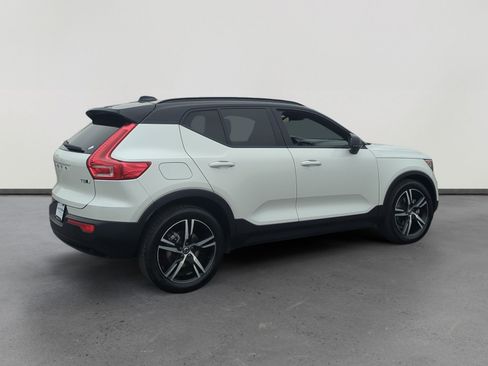 Used 2021 Volvo XC40 T5 R-Design w/ Climate Package image 5