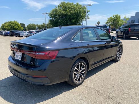 Used 2025 Volkswagen Jetta SE FWD image 4